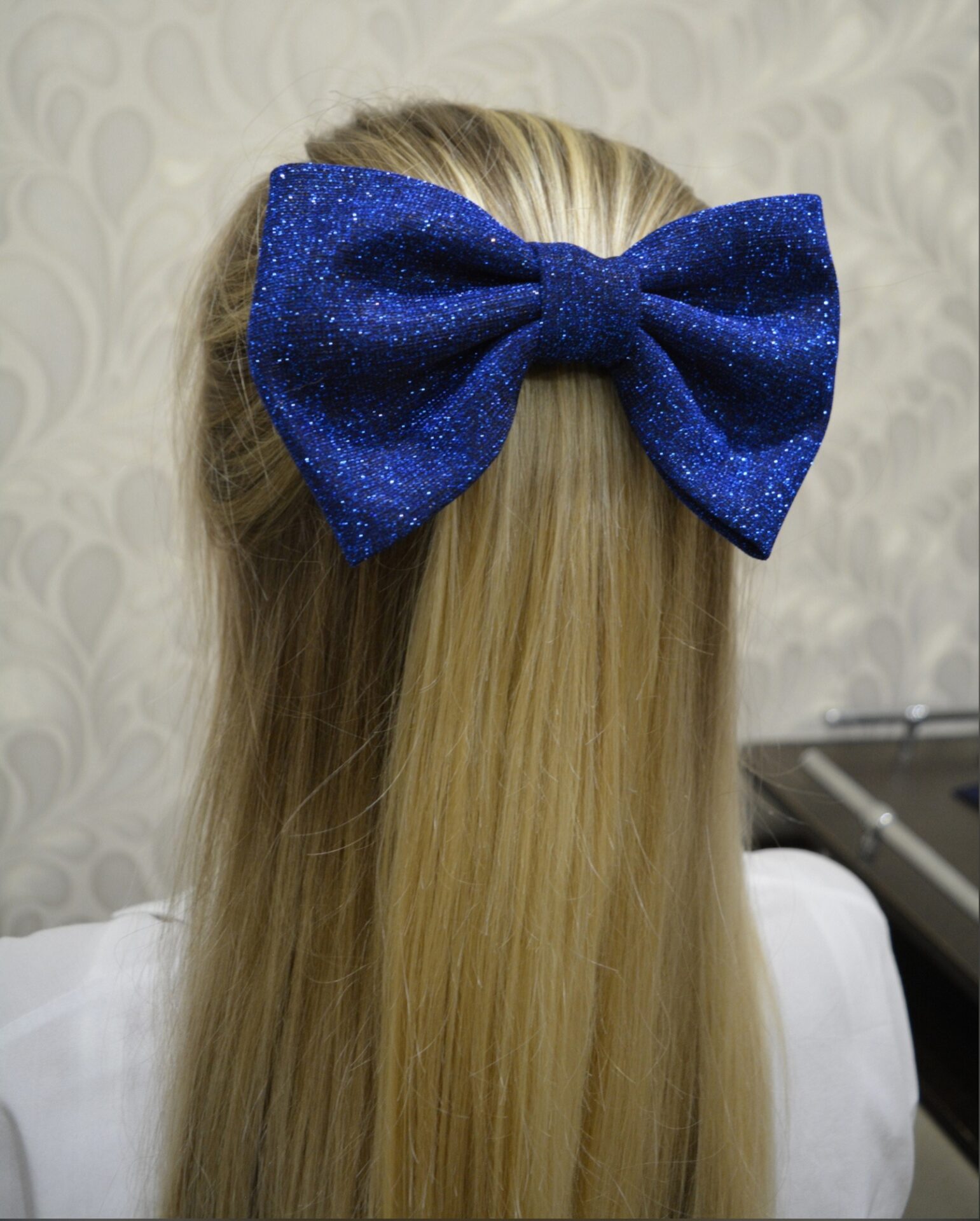 Праздничный блестящий бант для волос на заколке синий